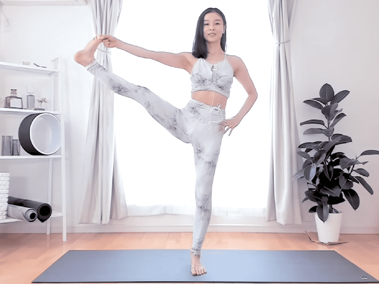 片足バランスのポーズ