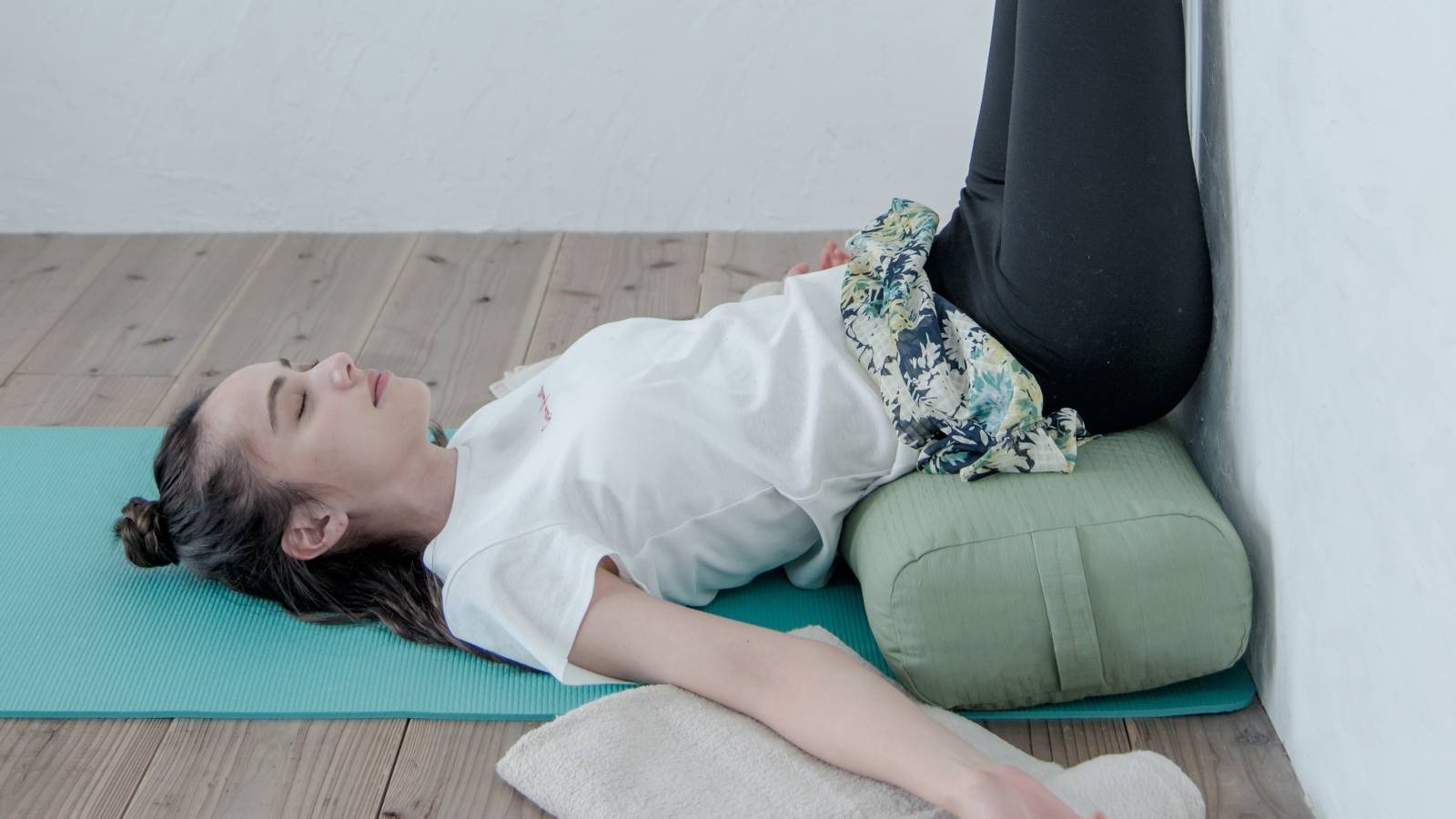 壁に足を上げるポーズ