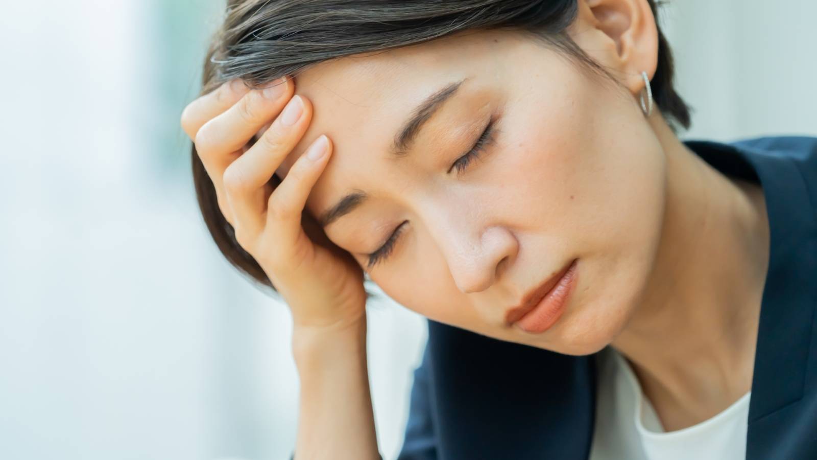 季節の変わり目は「頭が重くなる…」という人に|季節の変わり目に取り入れたい簡単ヨガポーズ