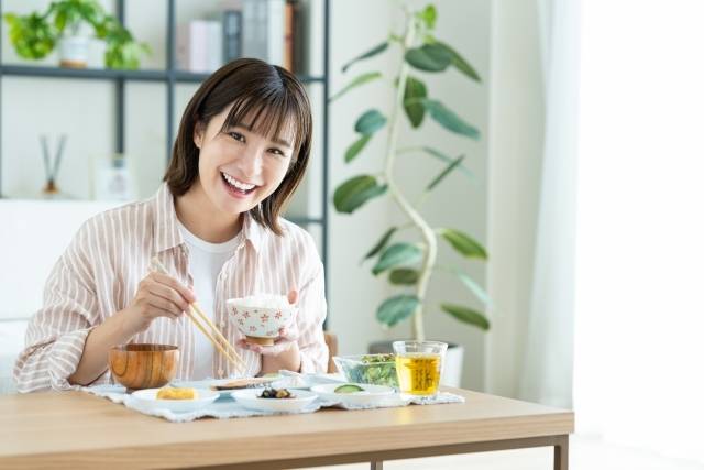 食事する人