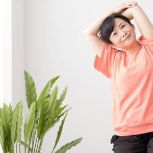 座り時間が長い人は体が縮こまっている！全身がスッキリ伸びて全身の巡りも良くなる「脇伸ばしヨガ」