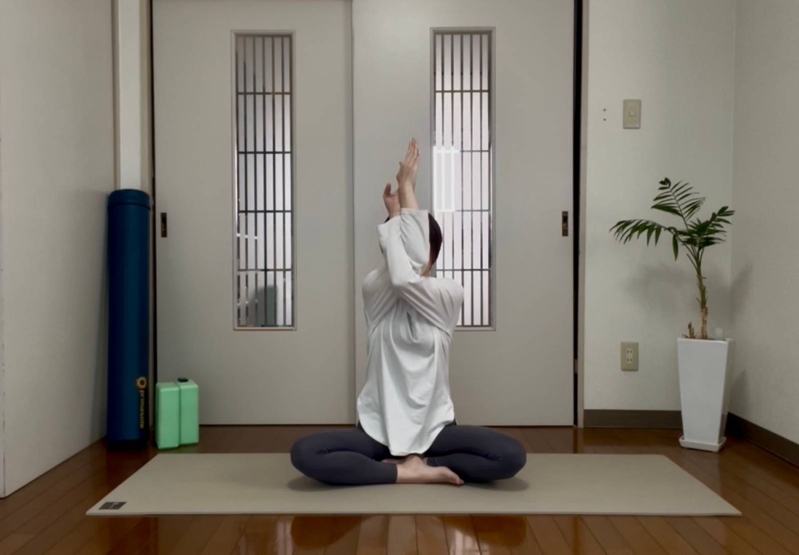 牛の顔のポーズ