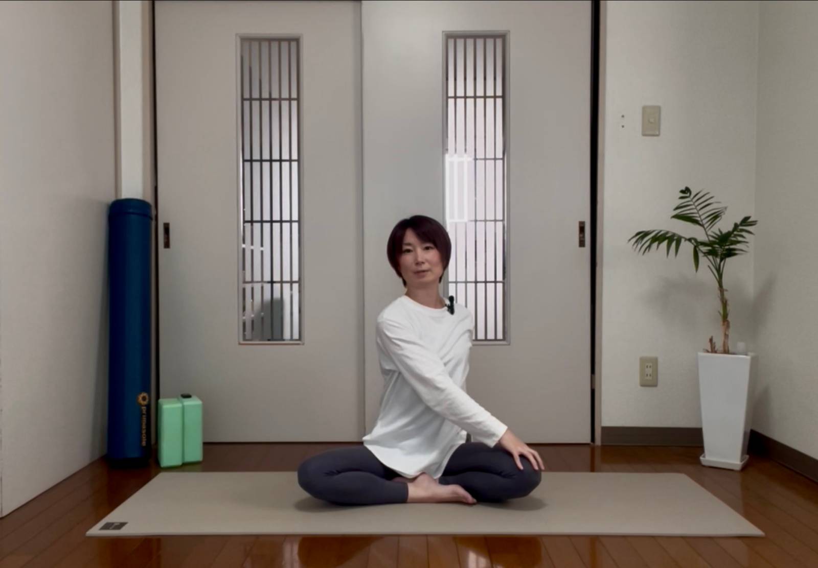 安楽座のねじりのポーズ