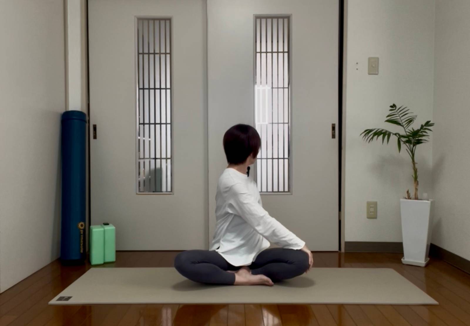 安楽座のねじりポーズ