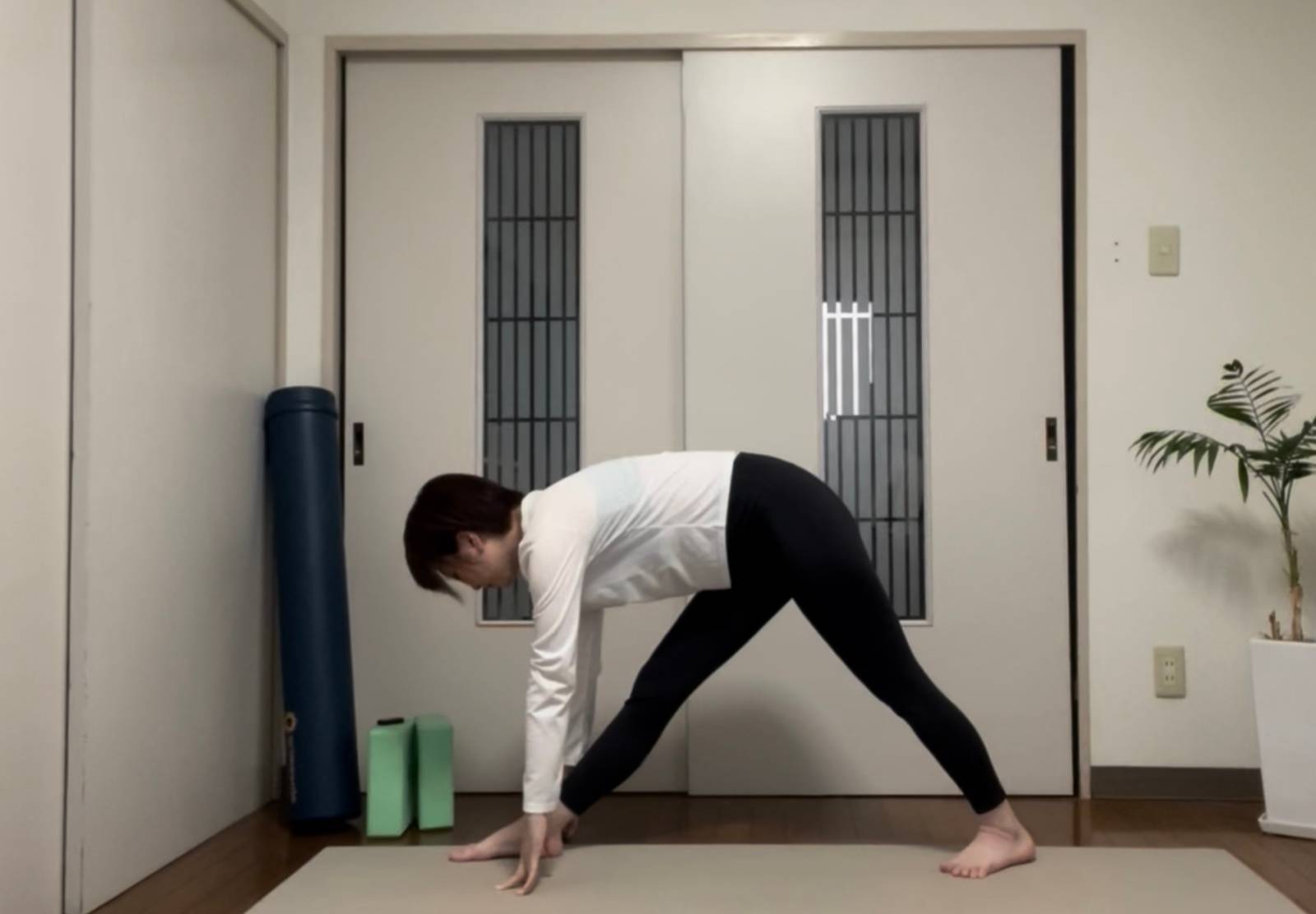 脇腹を強く伸ばすポーズ