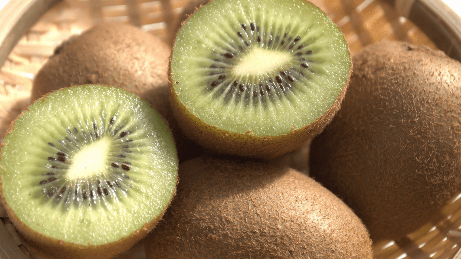 ザルに入ったキウイ