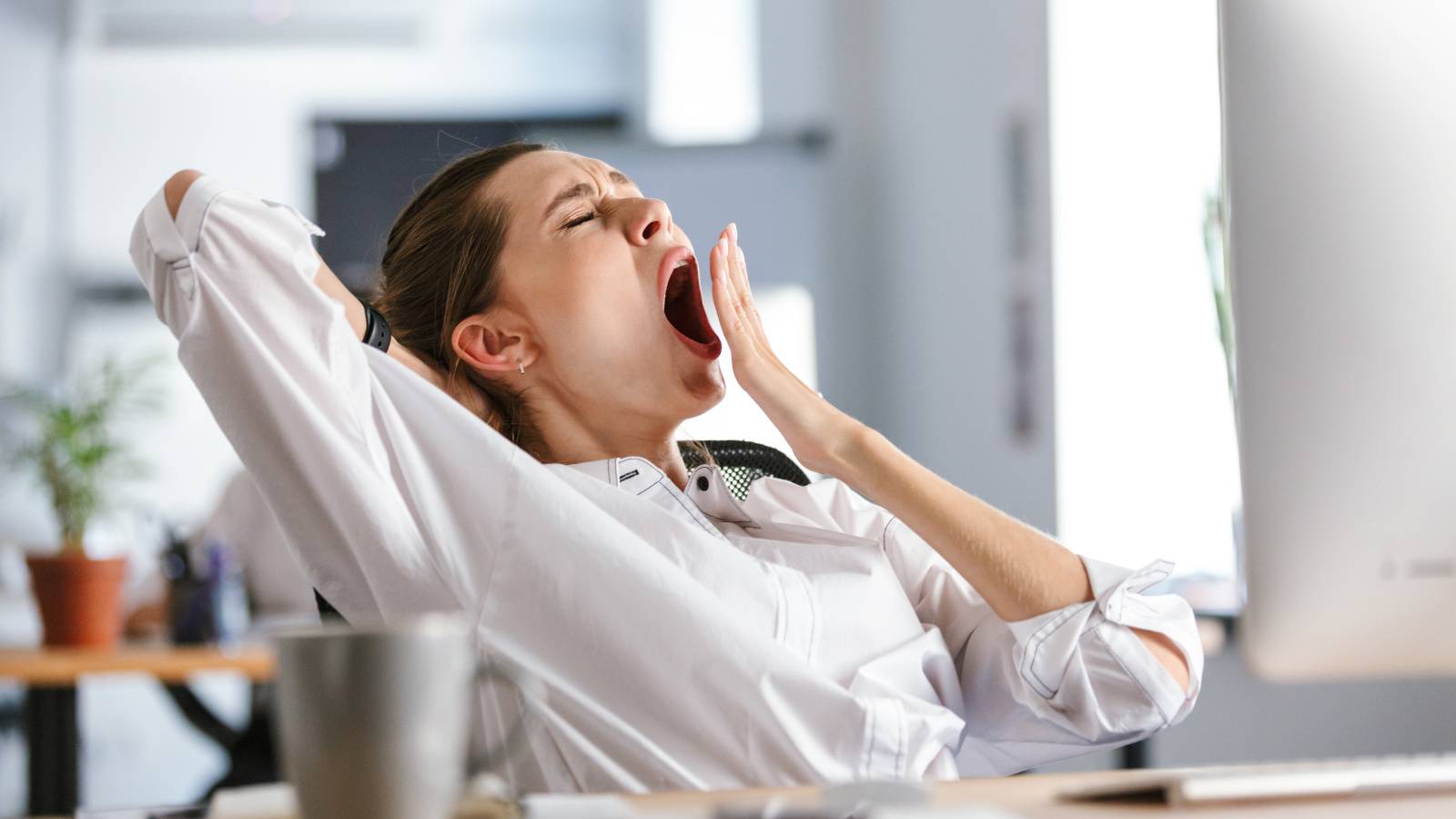 その眠気、「ただの疲れ」「睡眠不足」が原因じゃないかも?甲状腺機能低下症の初期サイン|医師が解説