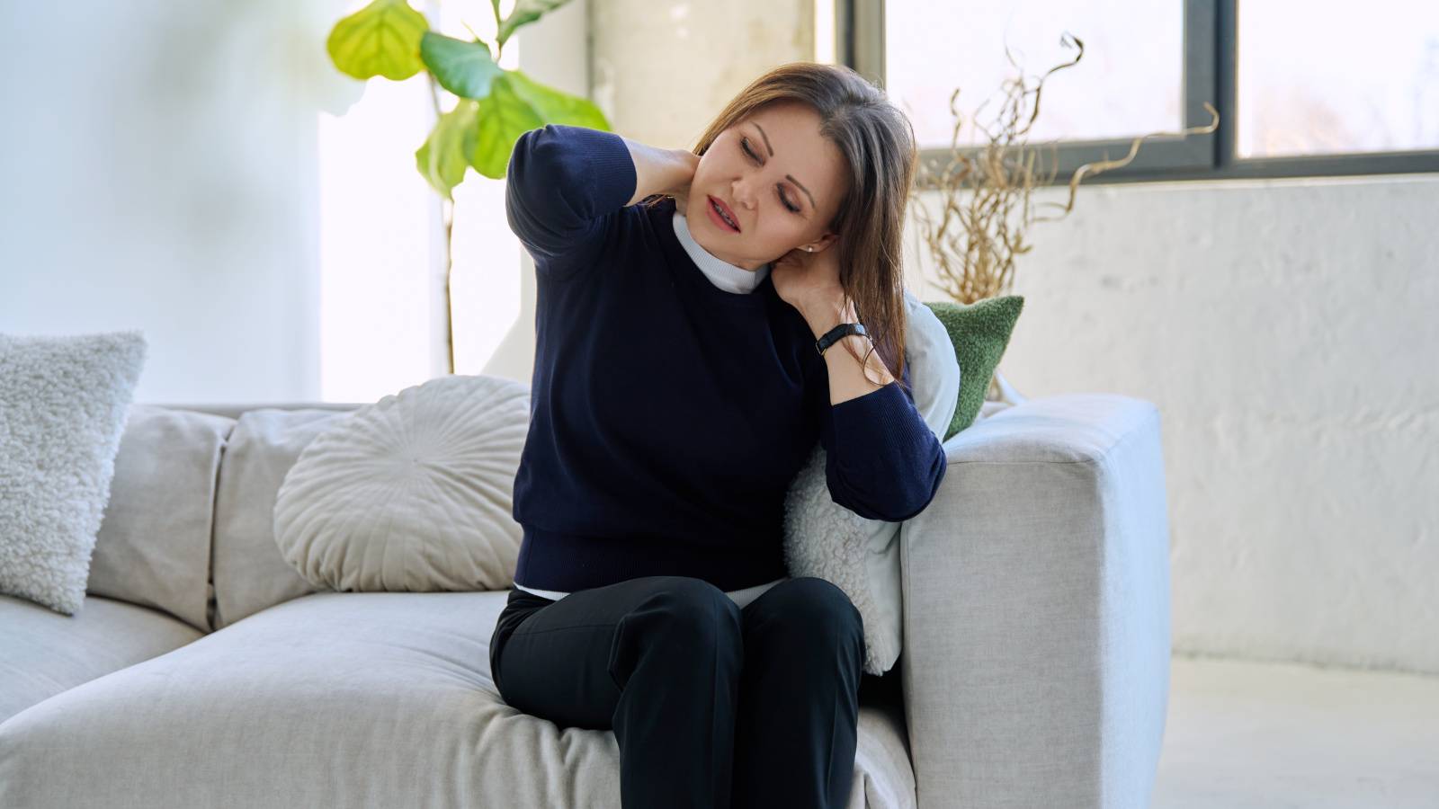 筋肉量は50代から急激に下降！【肩こり・背中のはりは筋肉の衰えが原因かも】手軽にできる肩甲骨ヨガ