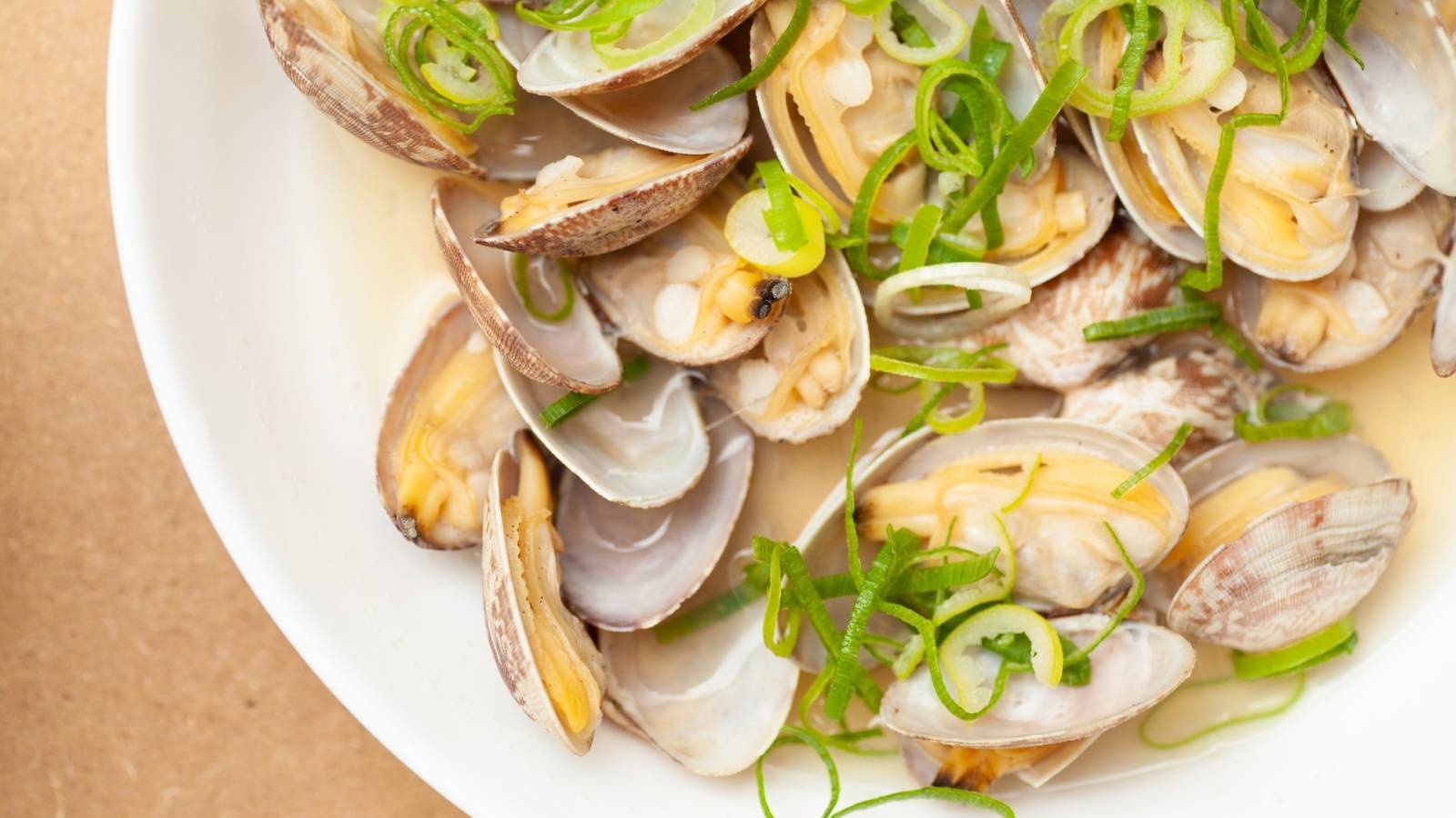 「疲れが取れない…貧血が原因？」鉄を補いたい時に！あさりの鉄分吸収を促進するちょい足し食材３選