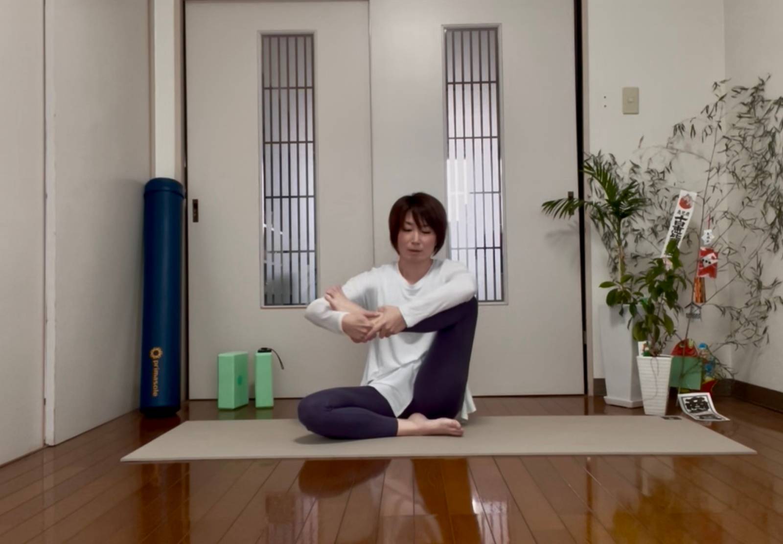 お尻ゆらしストレッチ