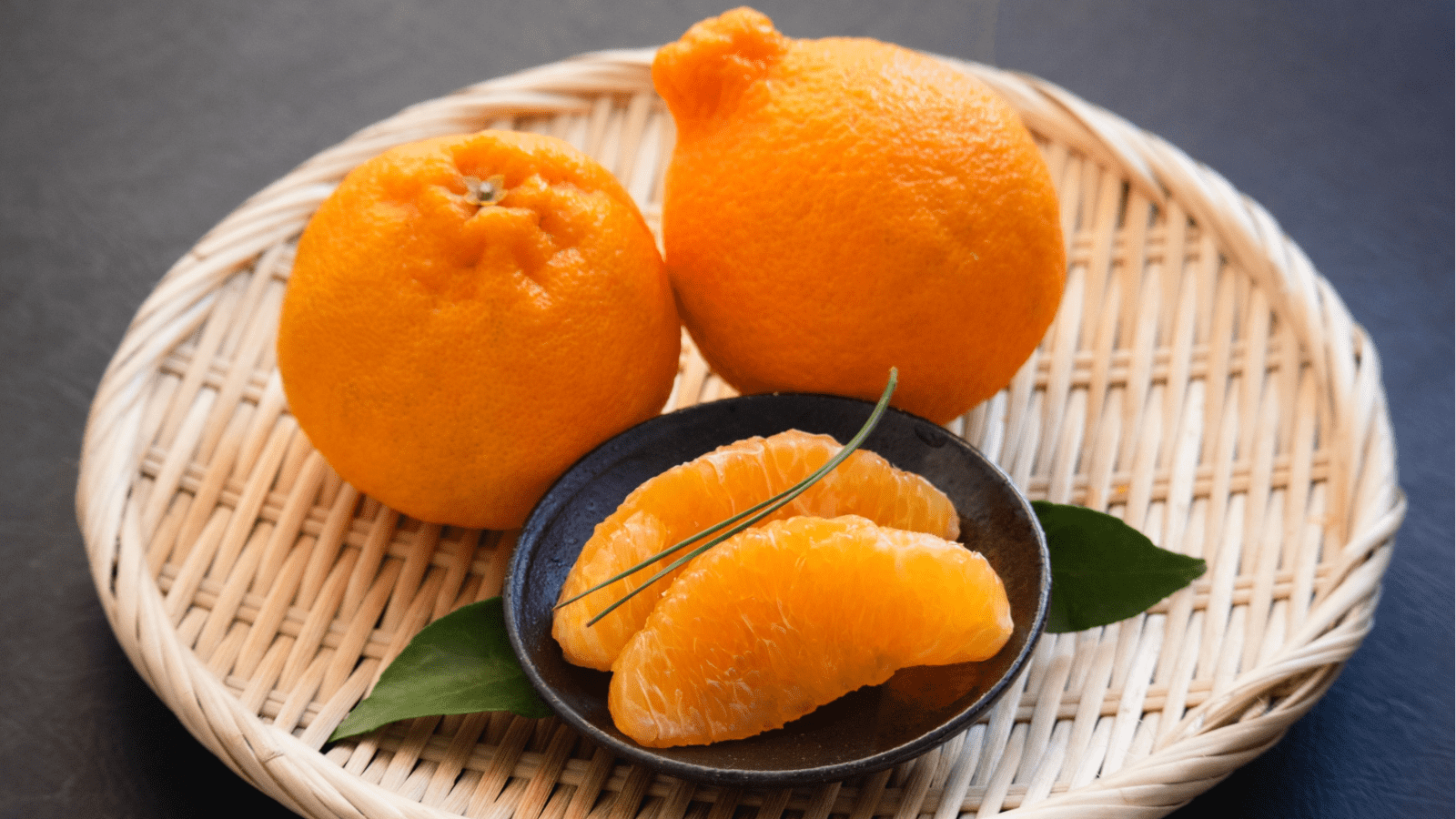 お皿に盛りつけたデコポン