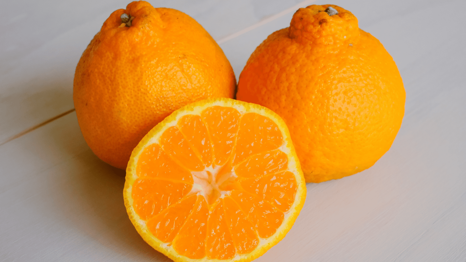 1日に必要なビタミンCの8割が摂れる【デコポン】甘さを皮で見分ける選び方と、保存や活用のポイント