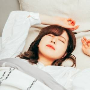 寝る前1分タップするだけ！寝つきが悪い夜に布団の中でできる安眠マッサージ