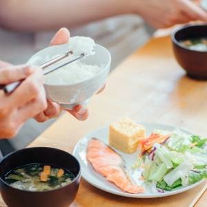 「たくさん食べたのに、すぐお腹が空くのはなぜ？」病気との関係を管理栄養士が解説