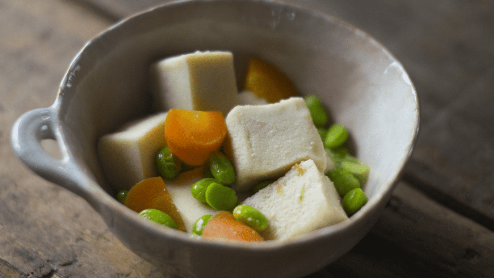 盛り付けされた高野豆腐