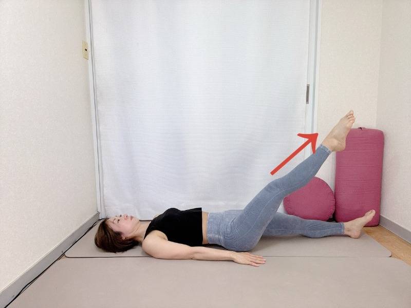仰向けから左脚を斜め上に伸ばした体勢