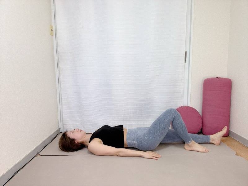 左膝を立てた仰向けの体勢