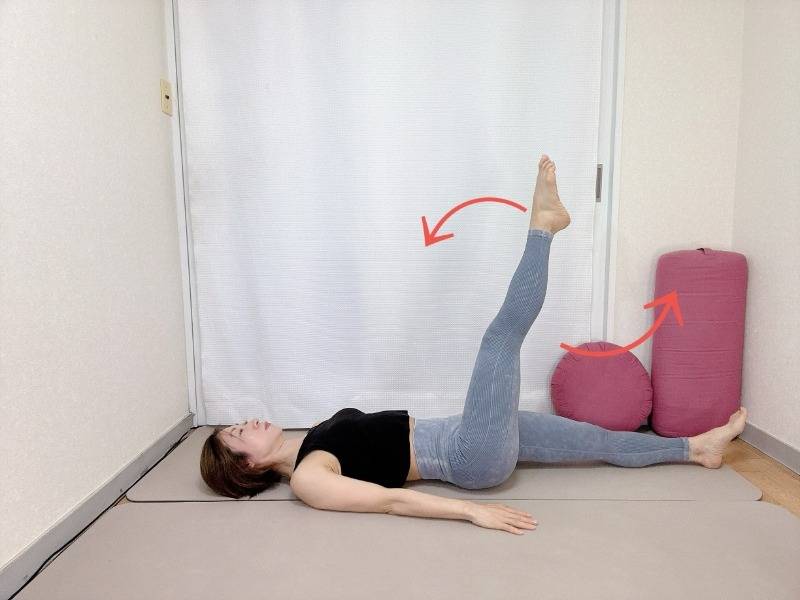 左脚を上げた仰向けから脚の付け根から左脚を大きく回す体幹強化エクササイズ