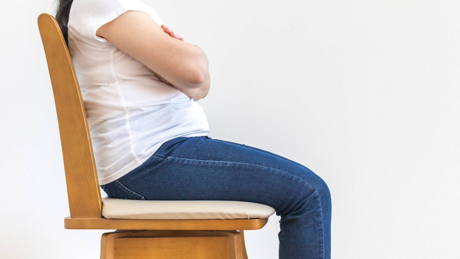 【背もたれにどっかり】寄りかかって座っていませんか？腰痛の原因となる骨盤後傾を調整するストレッチ