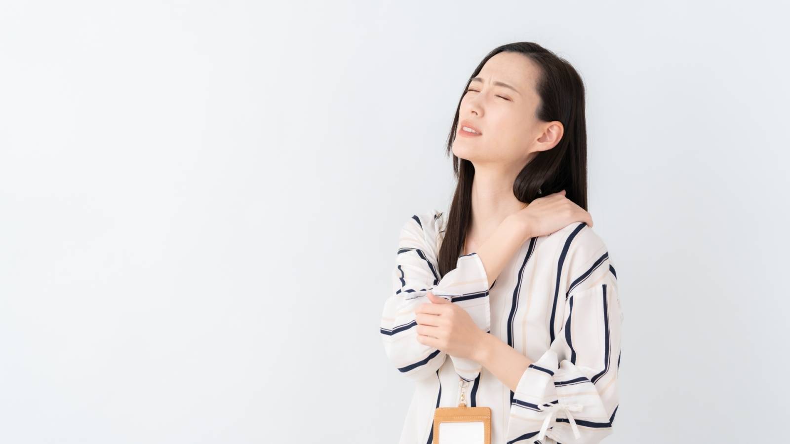 凝り固まった肩甲骨サヨウナラ【座ってたった2分】肩こり解消肩甲骨ストレッチ