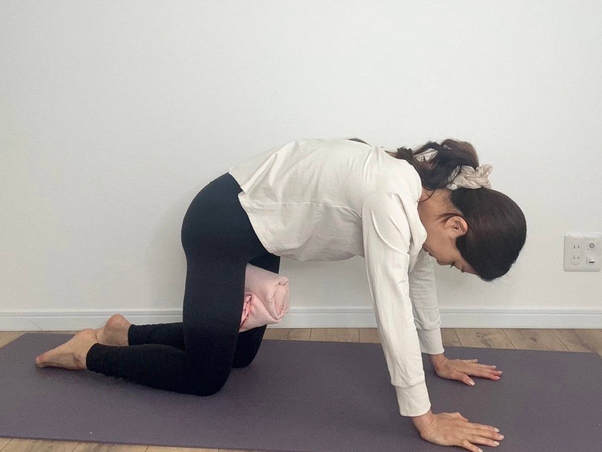 背中を丸めるイメージ