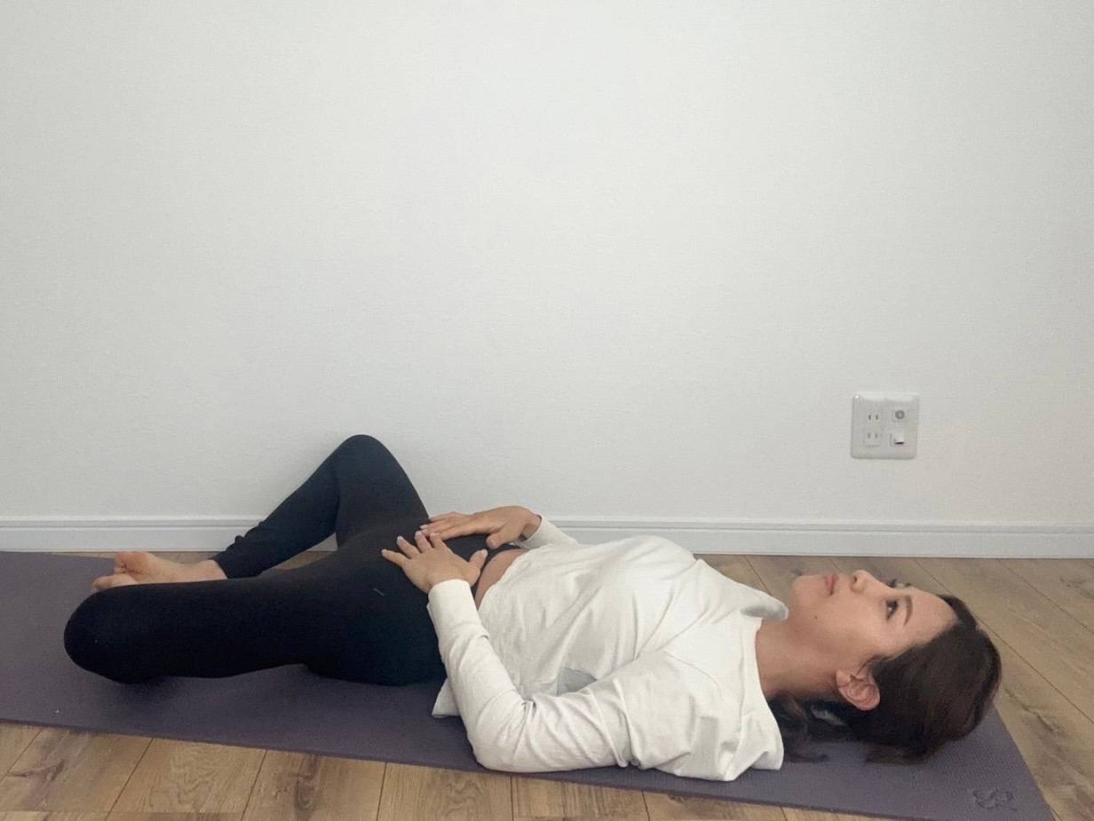 足裏を合わせ仰向けになるイメージ