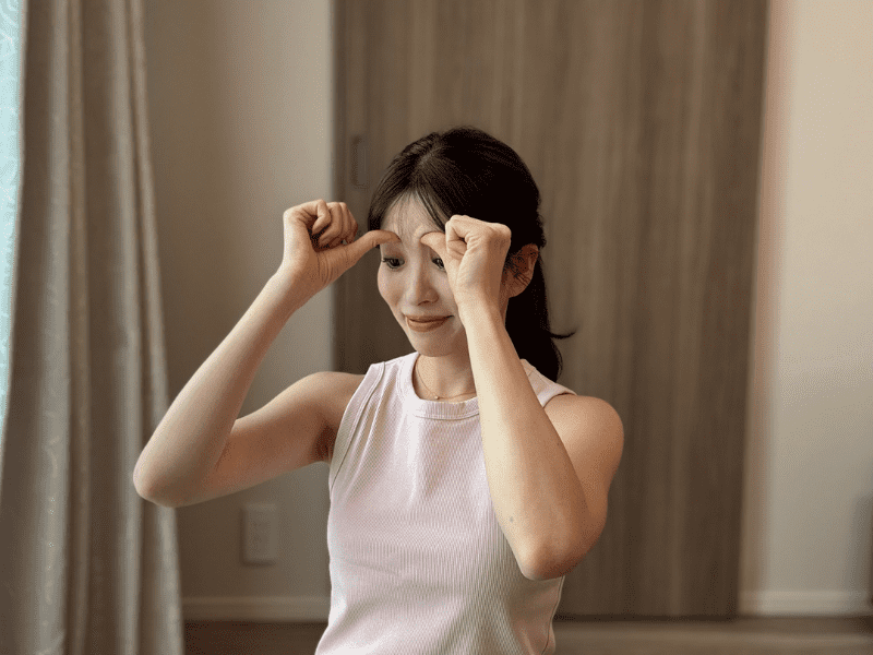 目の上をマッサージ