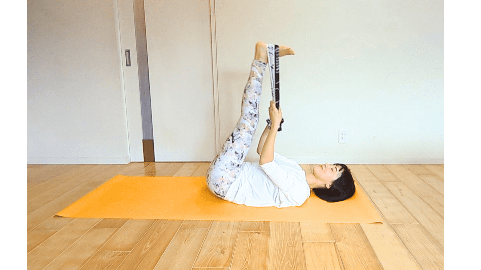 【たった1分、寝ながら揺れるだけ】みるみる腰痛が軽くなる仙骨ほぐし