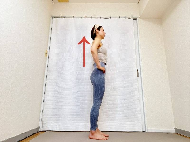 腰に手を添え、背筋を伸ばして立った体勢