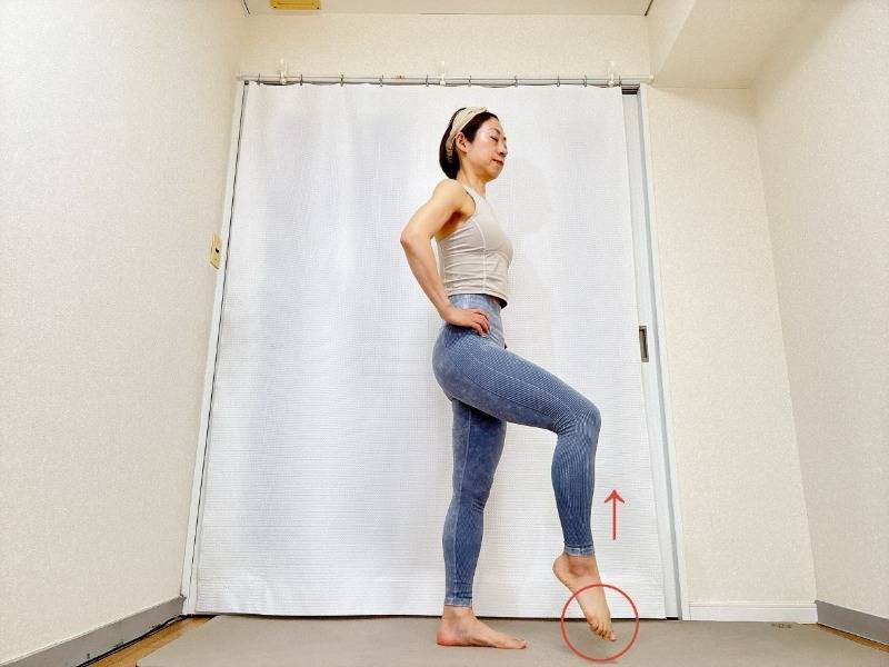 左膝を曲げ、つま先を少し床から浮かせて立った体勢