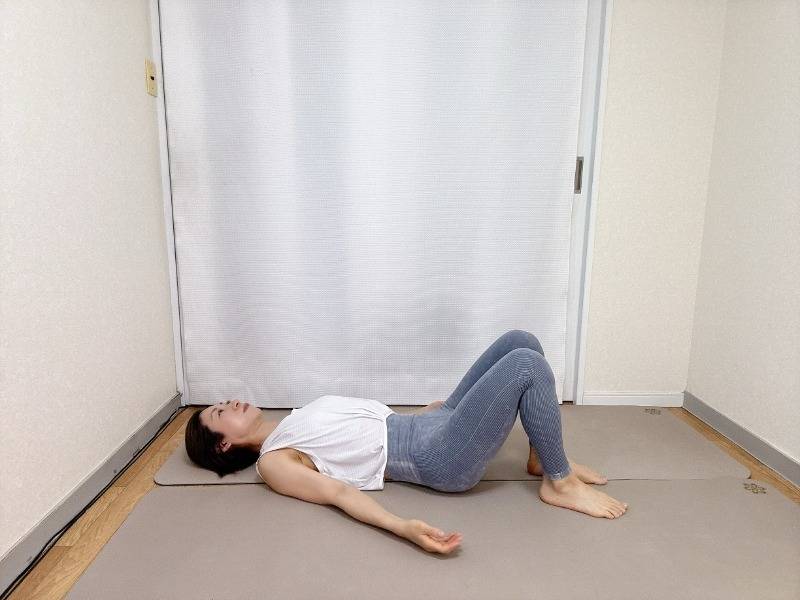 両膝を立てて仰向けで寝た体勢
