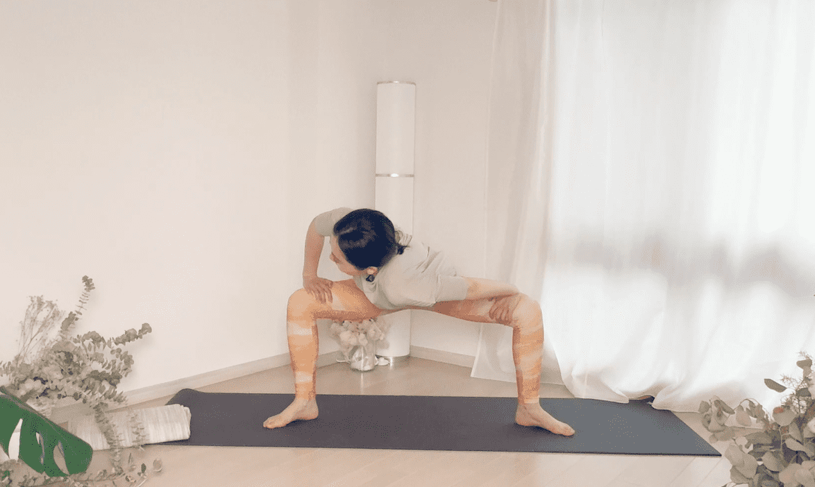 四股踏み肩入れ