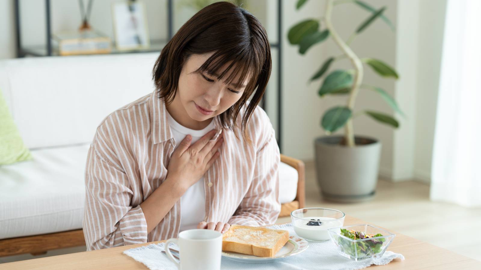 体が重い・食欲不振・気分の落ち込みに！春の内臓疲れを癒すやさしいツイストヨガ