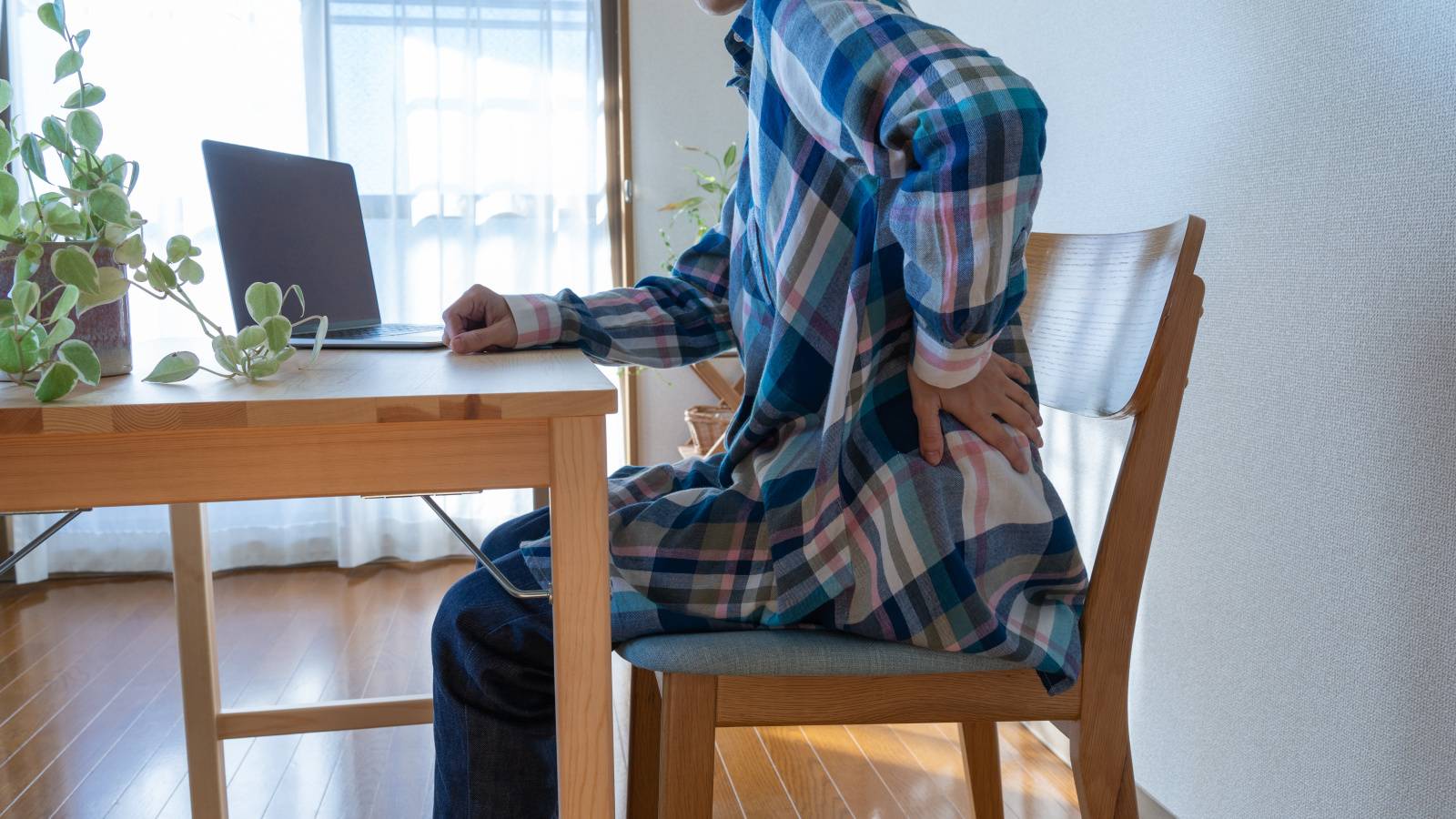 座っている時間が長い人は【腸腰筋】が固くなっている!?ぽっこりお腹解消にもなる「腸腰筋ほぐし」