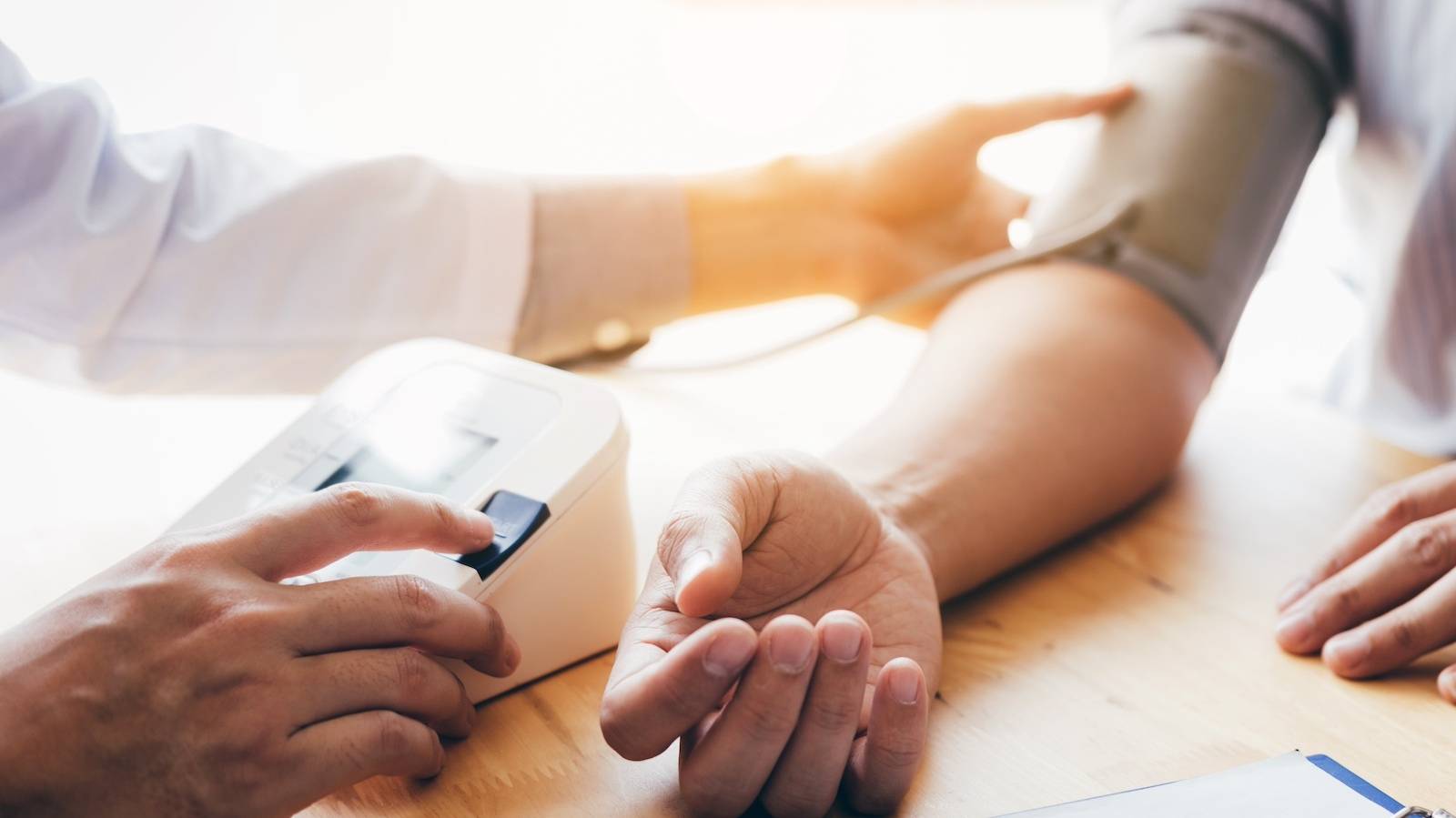 高血圧とお金｜薬代だけじゃない？注意が必要な“見えない出費”とは〈医師監修〉