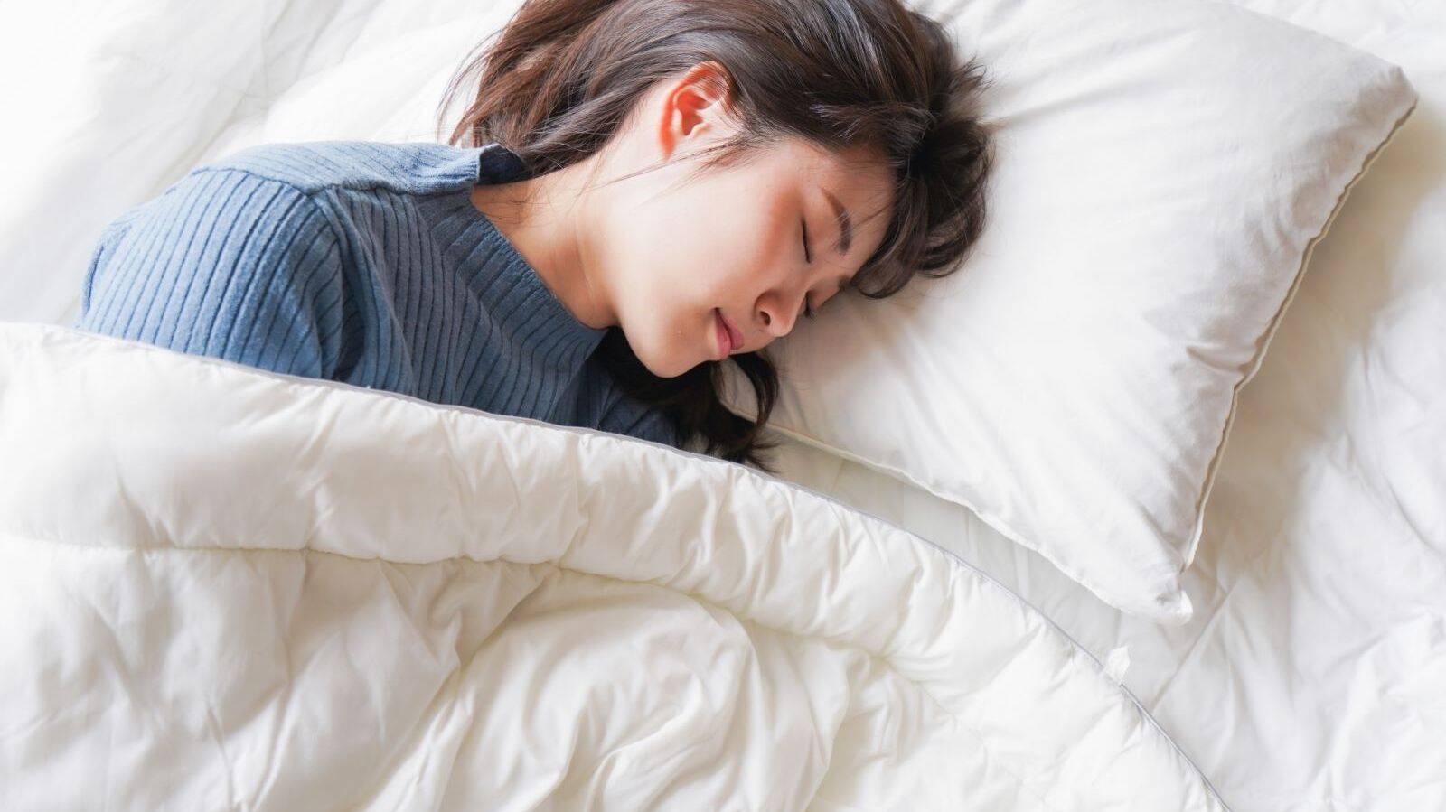 寝ながら不良姿勢を作っている？こり固まった背中ぐいーんと伸ばすストレッチ