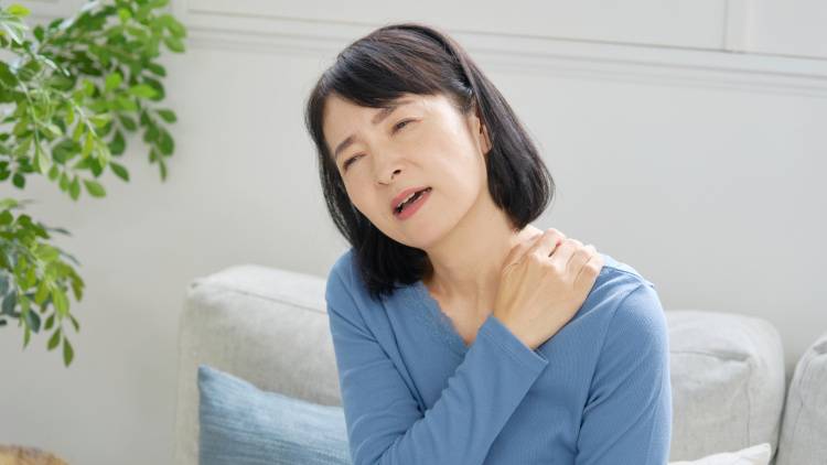 【五十肩の回復を早めたい人に】肩周りの筋肉を優しくほぐすのがポイント！負担をかけないストレッチ