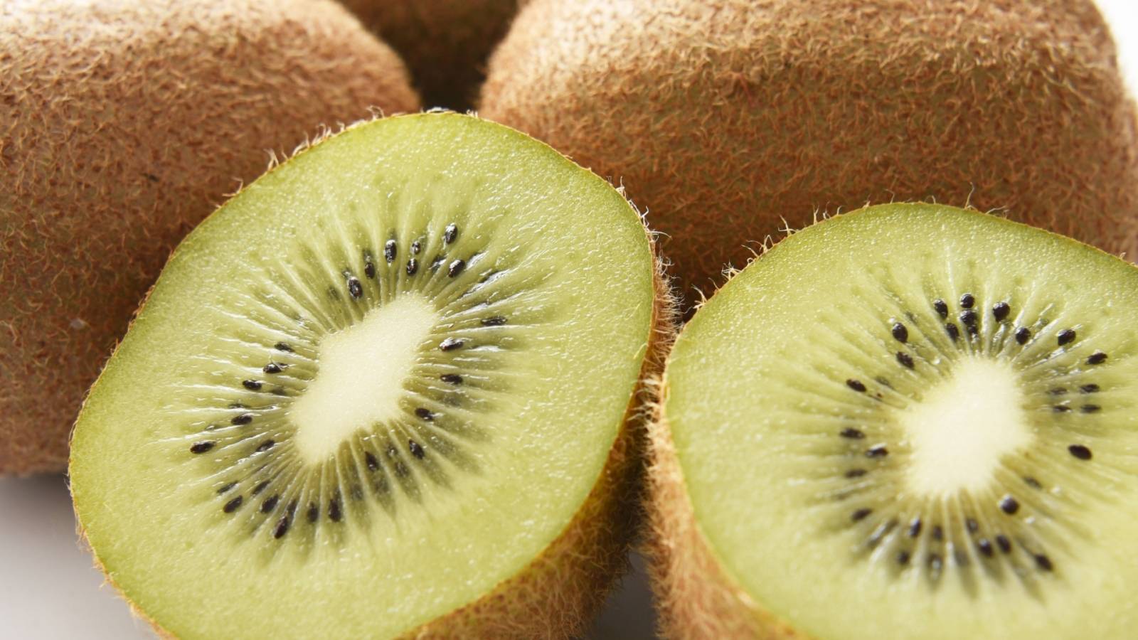 【キウイ】少し硬いほうがよい？追熟するのがよい？「食べ頃の見極め方」を管理栄養士が解説