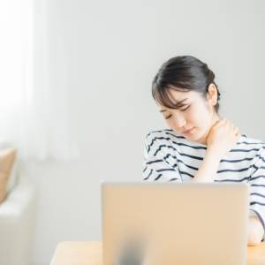 スマホの影響は首肩こりだけじゃない！自律神経の乱れにも影響する理由と首肩ほぐしストレッチ