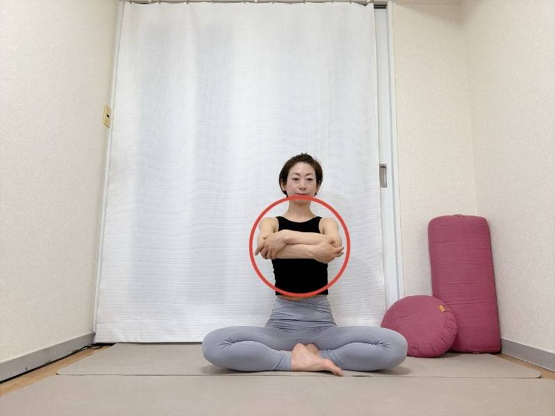 両肘を体の前で抱えてあぐらで座った体勢