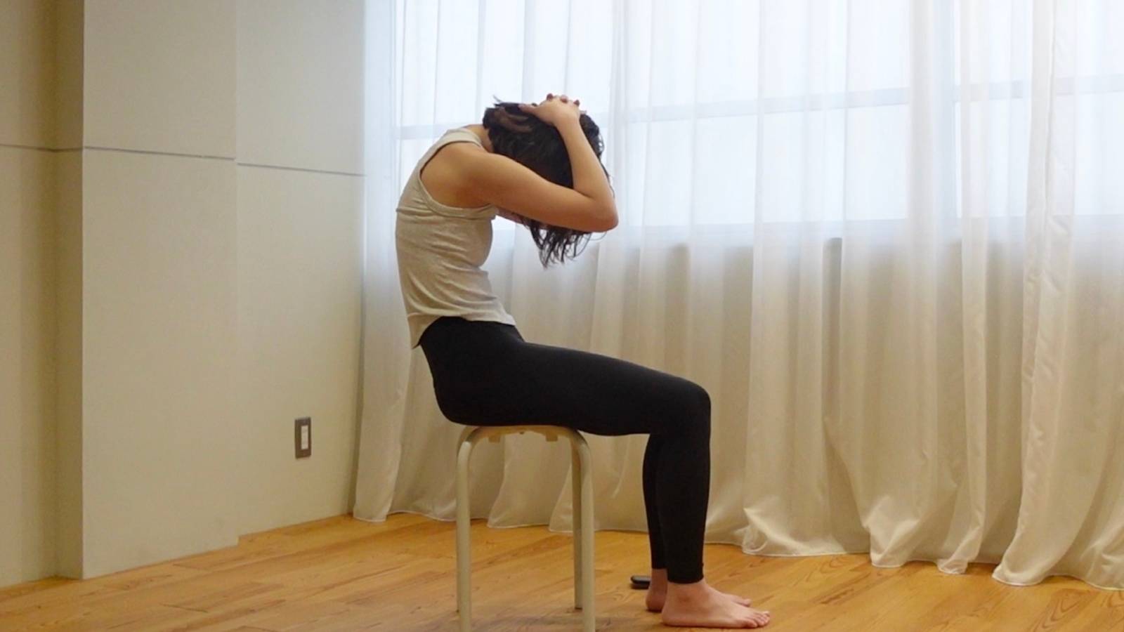 首が重だるい方必見!後頭部〜首の後ろをほぐす“ゆるストレッチ”で頭も体もスッキリ