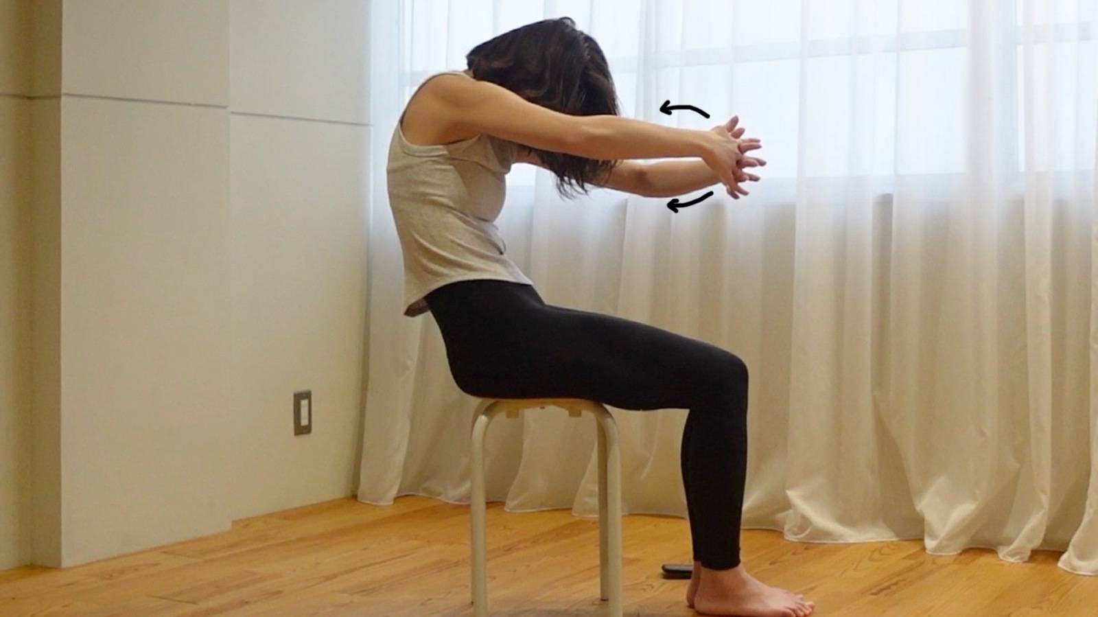 つい体に力が入ってしまう人に【ゆらゆら背中ストレッチ】で緊張した肩・背中をやさしくほぐそう