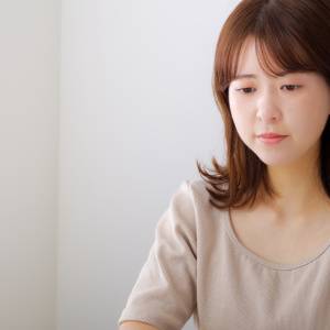 「嫌われたくない…」人間関係を「つい回避してしまう」回避的傾向との向き合い方は｜心理師が解説
