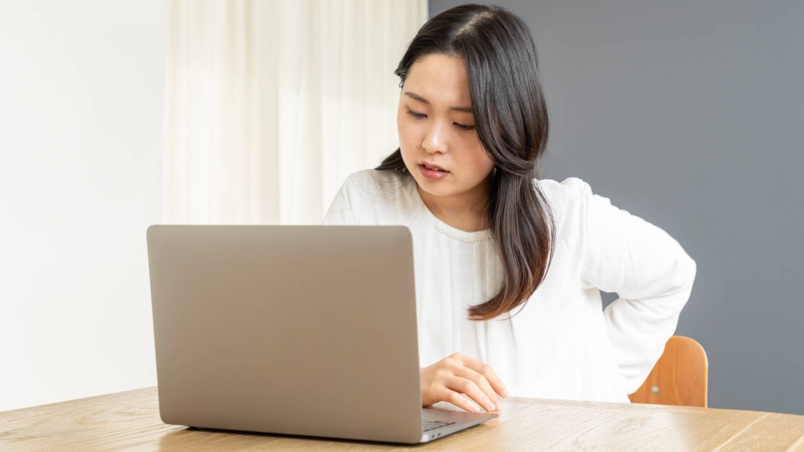 【肘を抱えて回すだけ】ガチガチの首・肩・背中を緩めてほぐす！背骨から整う簡単ストレッチ