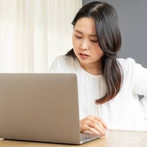 【肘を抱えて回すだけ】ガチガチの首・肩・背中を緩めてほぐす！背骨から整う簡単ストレッチ