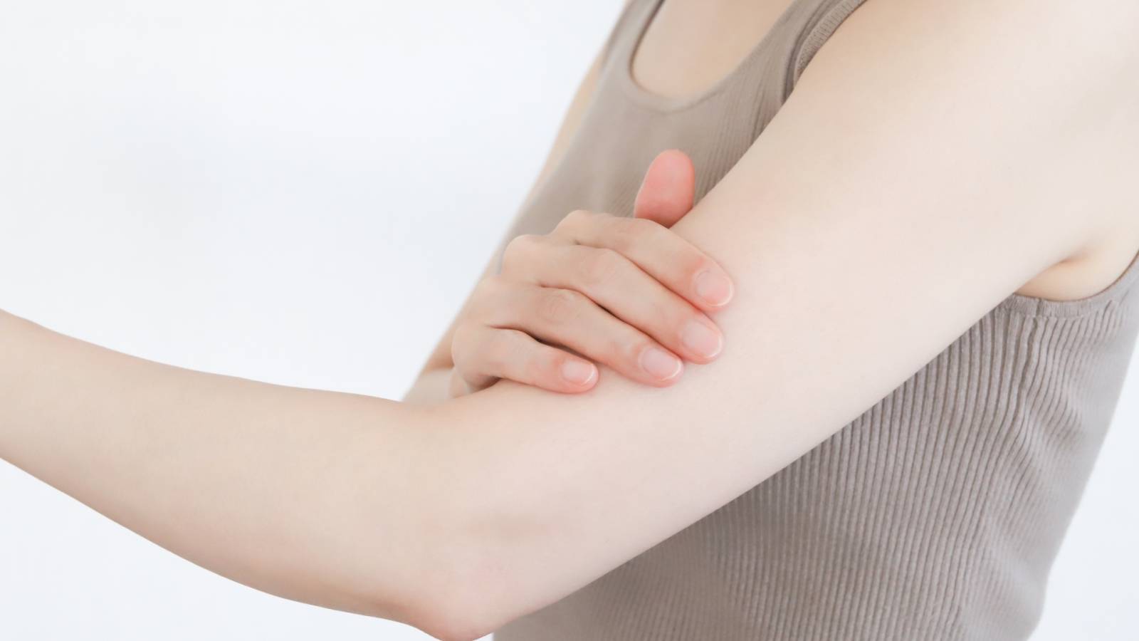 二の腕だけ痩せないのはなぜ？上腕三頭筋と肩甲骨を動かして揺れる二の腕をスッキリさせるエクササイズ