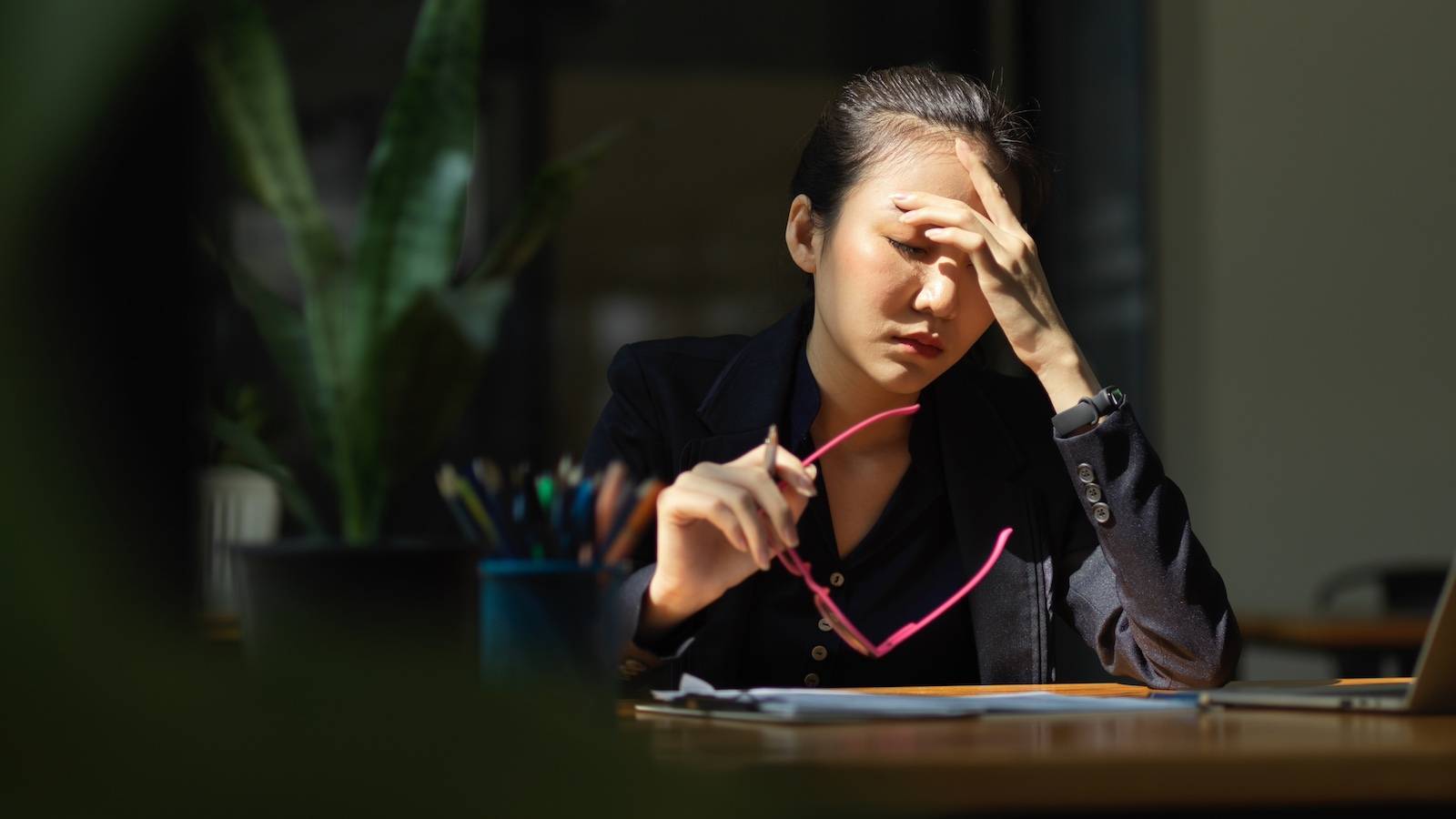季節の変わり目の心と体の「なんとなく不調」を解消、首まわりから自律神経を整える簡単ストレッチ