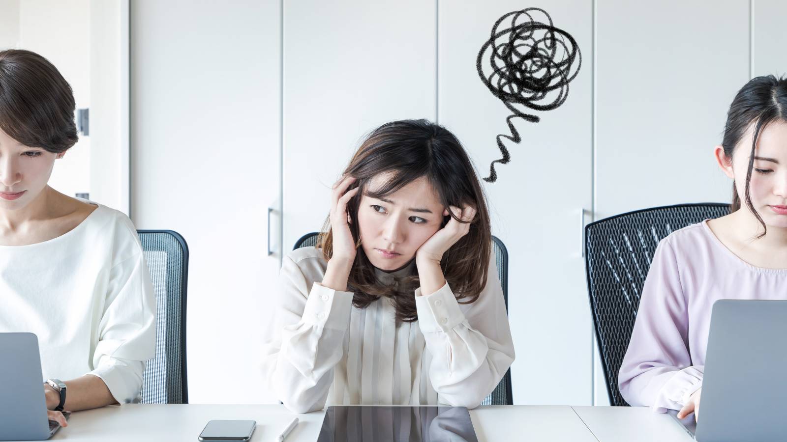 デスクワーカーに多い【お腹の張りやガスだまり】がスッキリする方法|仕事中にできる「快適美腸ヨガ」