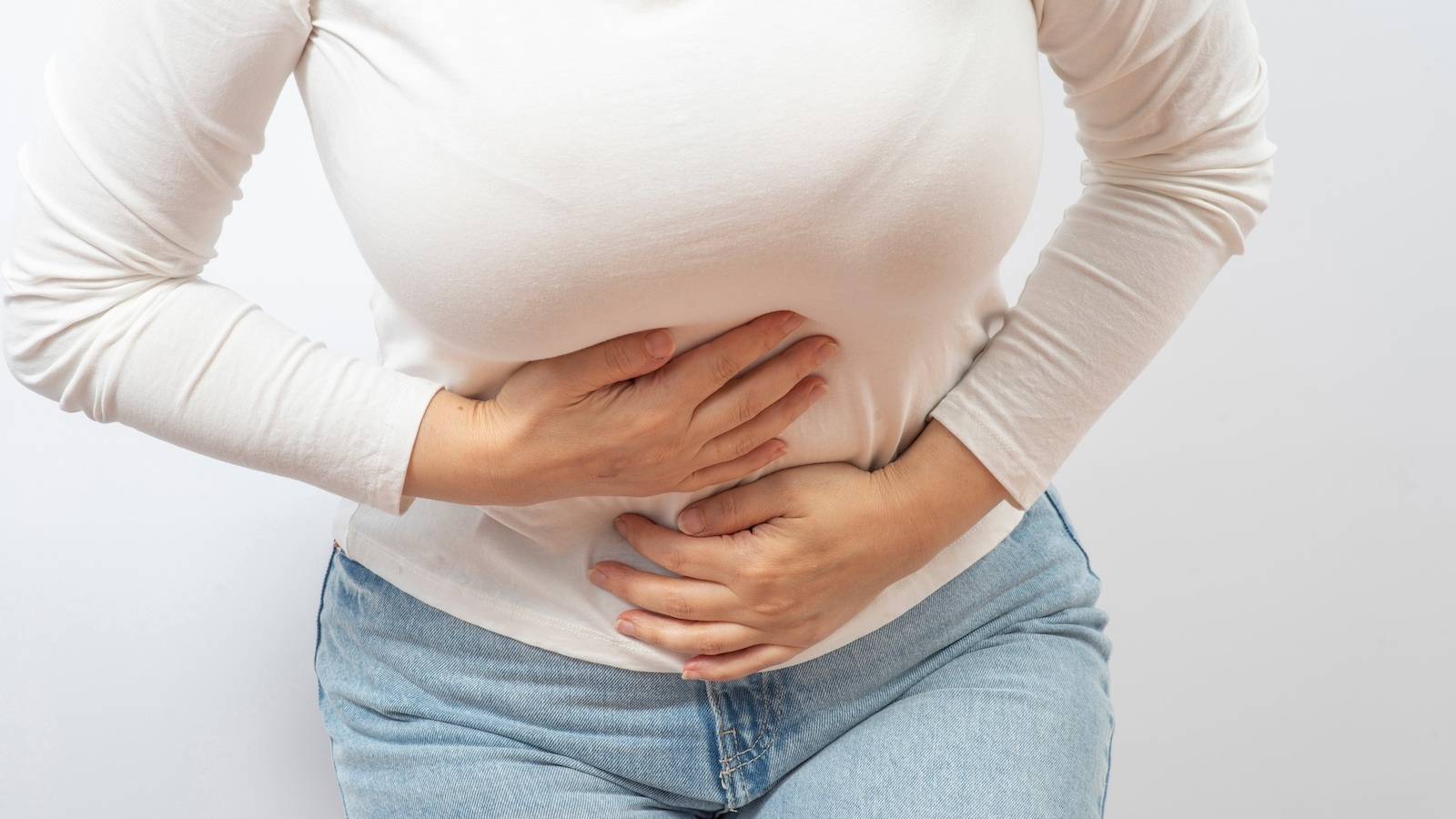 飲み過ぎ、食べ過ぎ、年のせい？違います！ 胃もたれ胸やけを放置してはいけない理由は｜医師が解説