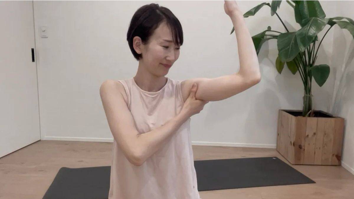 【毎日１分】夏までにたるんだ二の腕がキュッと引き締まる！上腕三頭筋に効かせる簡単マッサージ
